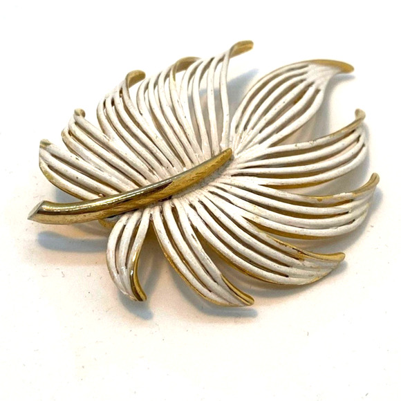 Vintage Mid Century Goldtone & White Enamel Brooch Mod Retro Leaf Shaped Pin - Picture 4 of 5